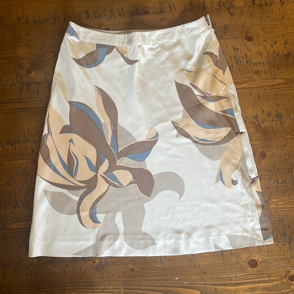 Banana Republic Dresses & Skirts - BANANA REPUBLIC Silk Size 8 skirt